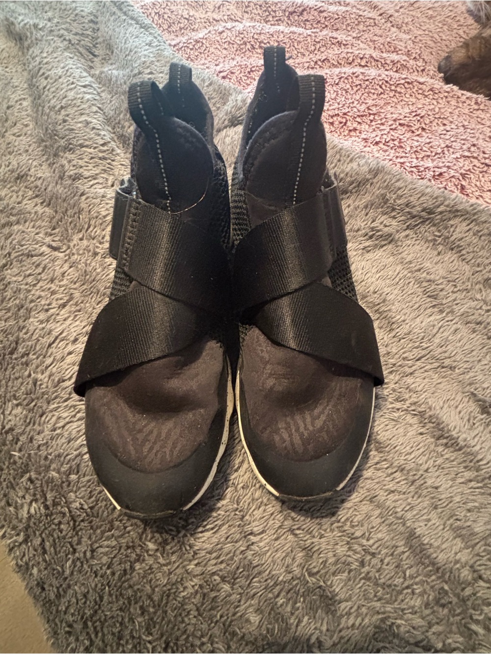 Sorel Kinetic sneakers women’s size 7 slip on Velcro strap closure